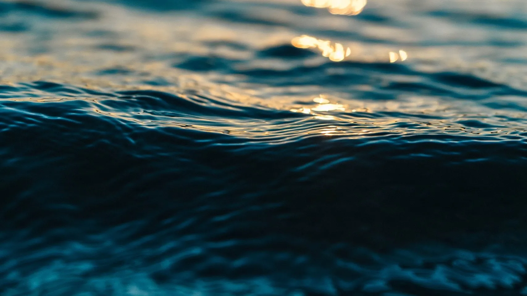 Rubrik_Wasser_Meere_Welle_mit_Lichtreflexion_c._Pixabay_water-2208931_1920_format43
